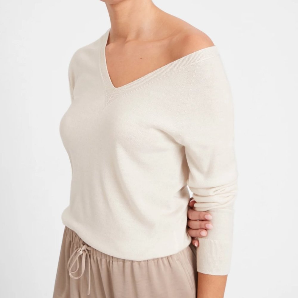 Banana Republic Seamless Merino V-Neck Sweater in Responsible Wool 100%